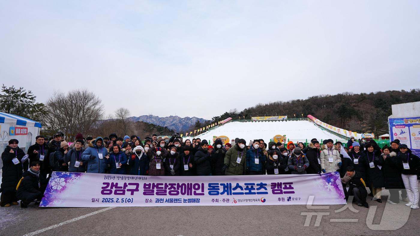  발달장애인 동계 스포츠 캠프 기념사진.