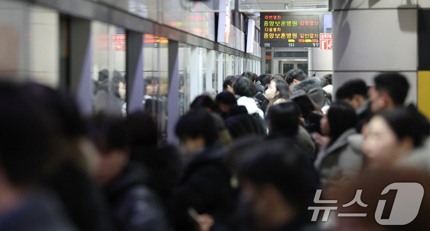 본문 이미지 - 7일 오전 서울 영등포구 9호선 당산역 승강장이 지하철을 이용하려는 시민들의 모습. 2025.2.7 ⓒ 뉴스1 장수영 기자