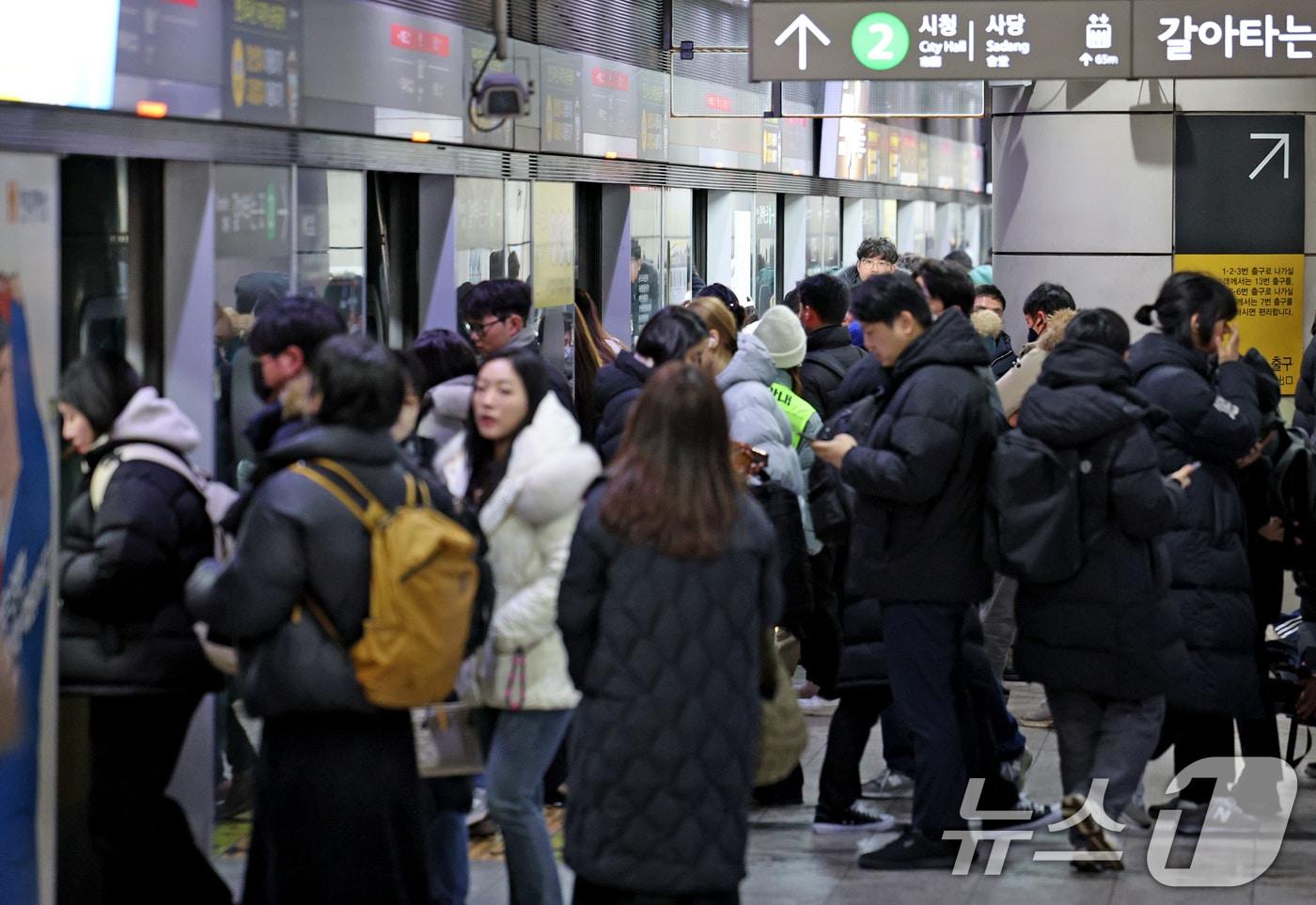 본문 이미지 - 7일 오전 서울 영등포구 9호선 당산역 승강장이 지하철을 이용하려는 시민들. 2025.2.7 ⓒ 뉴스1 장수영 기자