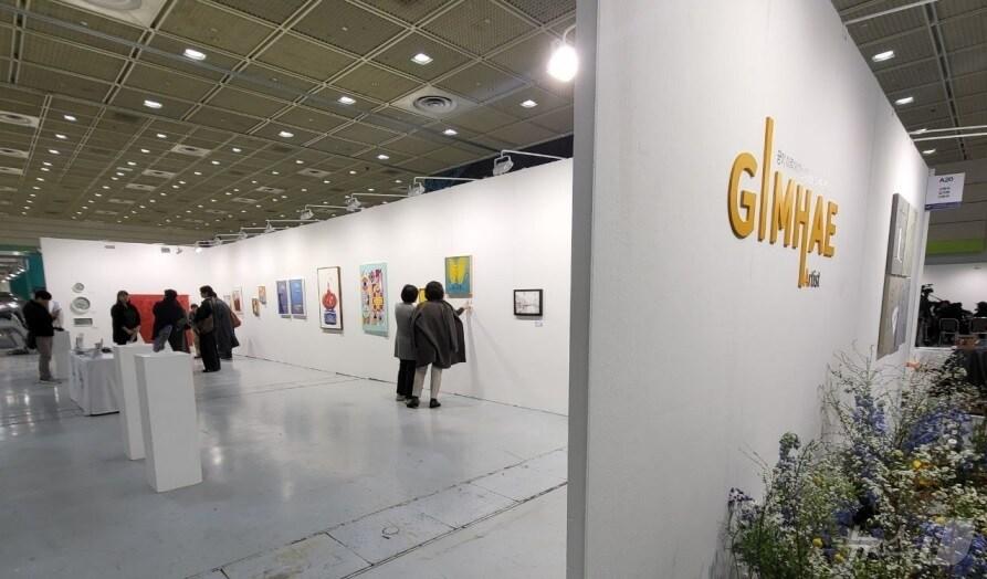 본문 이미지 - 서울국제조각페스타 김해시 전시 부스 모습.&#40;김해시 제공&#41;