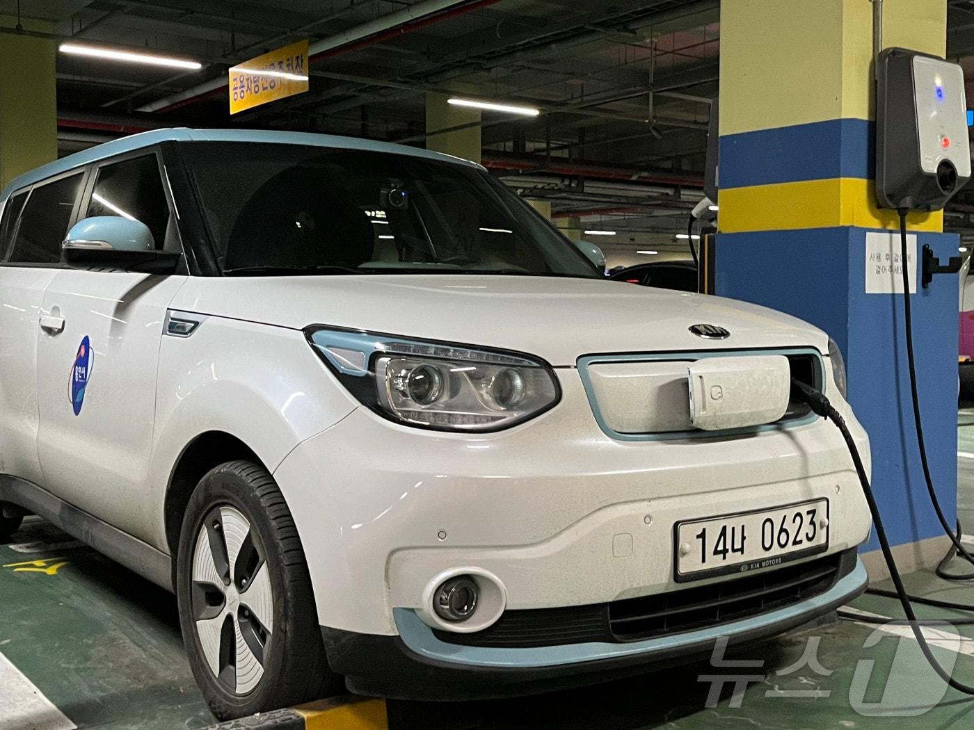 본문 이미지 - 용인시의 한 전기차 충전소에서 충전을 하고 있는 차량 모습.(용인시 제공)