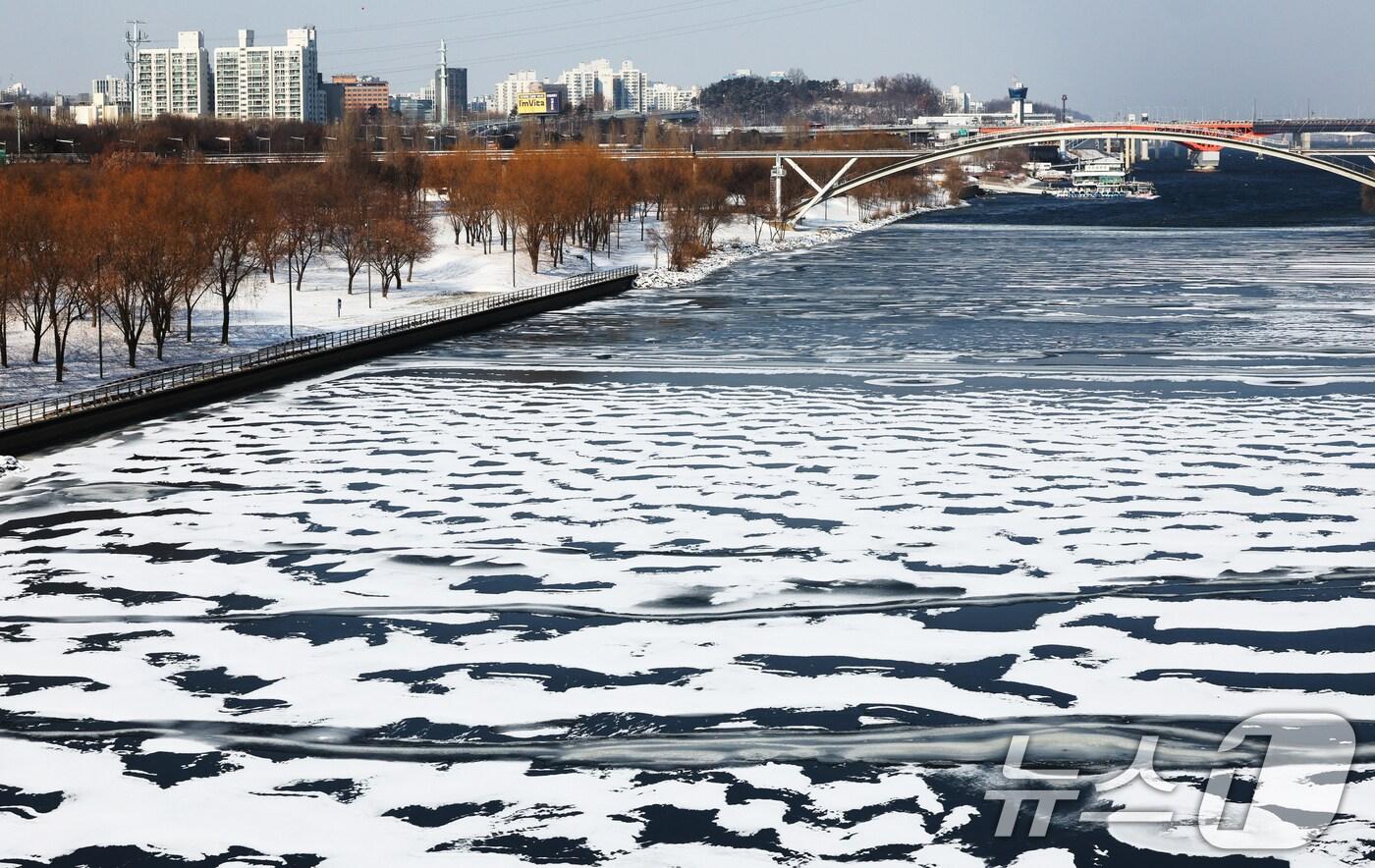 본문 이미지 - 강추위가 이어지고 있는 7일 오전 서울 영등포구 선유도공원을 흐르는 한강에 생긴 얼음 위에 전날부터 내린 눈이 쌓여 있다. 2025.2.7/뉴스1 ⓒ News1 장수영 기자