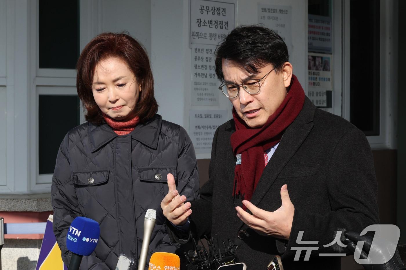 윤상현&#40;오른쪽&#41;, 김민전 국민의힘 의원이 7일 오전 경기 의왕시 서울구치소에 수감 중인 윤석열 대통령을 접견한 후 취재진의 질의에 답변하고 있다. &#40;사진은 기사 내용과 무관함&#41; / 뉴스1 ⓒ News12025.2.7./뉴스1 ⓒ News1 신웅수 기자