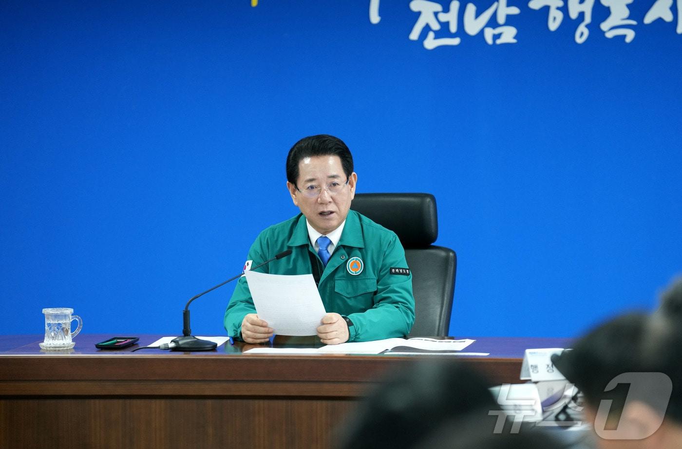 김영록 전라남도지사가 7일 도청 재난종합상황실에서 실·국장 및 영상으로 연결된 시·군 부단체장들이 참석한 가운데 한파·대설 대책회의를 주재하고 있다.&#40;전남도 제공&#41; 2025.2.7/뉴스1