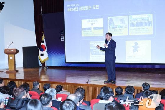 본문 이미지 - 지난 4일 김관영 전북지사가 세 번 째 시군 방문지 군산을 찾아 도민과의 대화를 진행하고 있다.(전북자치도 제공)/뉴스1  