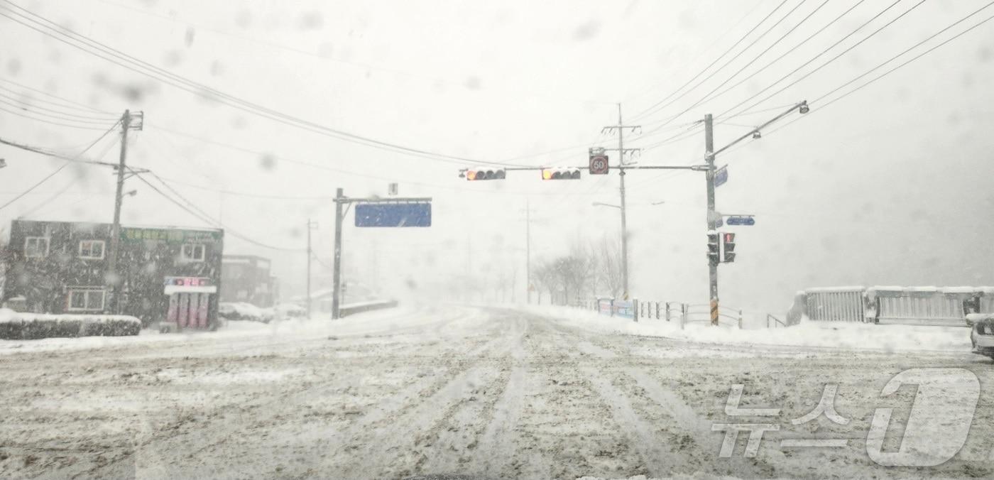 전북 곳곳에 대설주의보가 발효된 7일 전북자치도 정읍시 도심에 강한 눈발이 내리고 있다. 2025.2.7/뉴스1 ⓒ News1 박제철 기자
