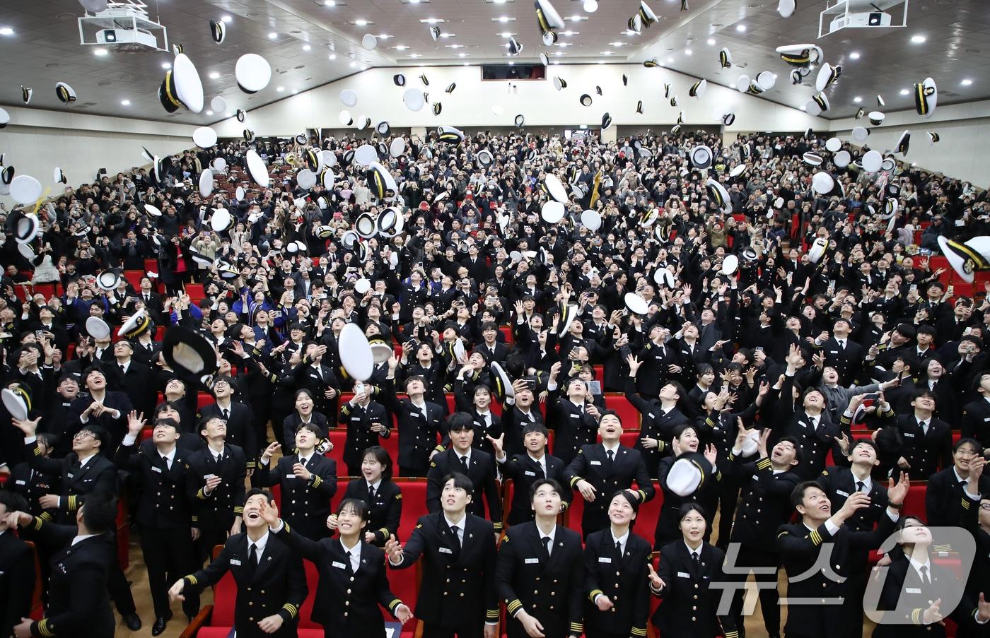 7일 부산 영도구 국립한국해양대학교 대강당에서 열린 &#39;2024학년도 해사대학 전기 학위수여식&#39;에서 졸업생들이 모자를 던지며 졸업을 자축하고 있다. 2025.2.7/뉴스1 ⓒ News1 윤일지 기자