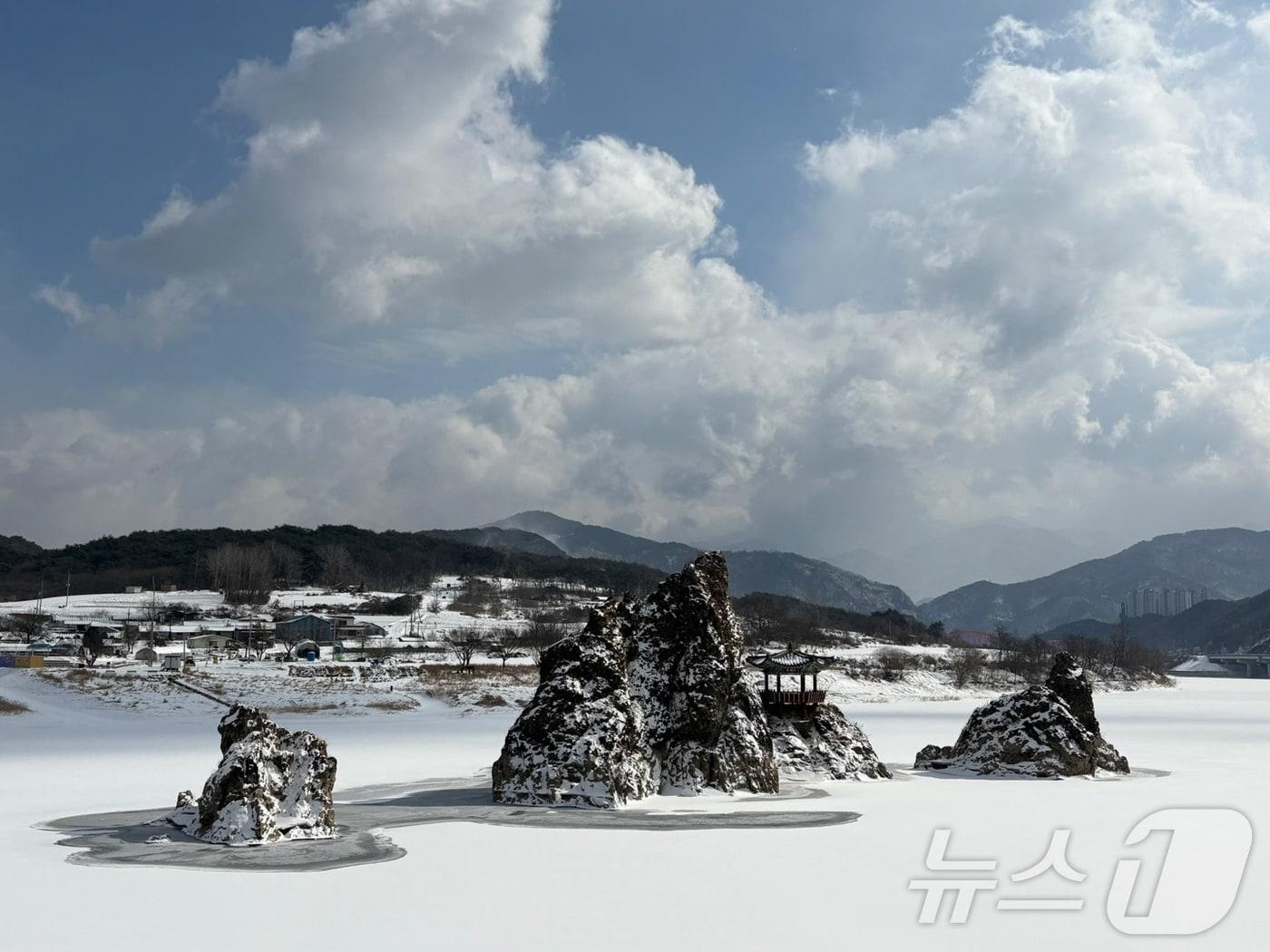 본문 이미지 - 전날 밤부터 7일 오전까지 5.3㎝의 눈이 내리면서 충북 단양 도담삼봉 일대가 '하얀 세상'으로 변했다.<단양군 제공>/뉴스1