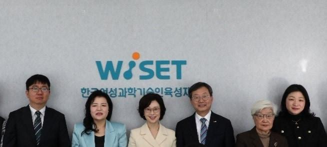 본문 이미지 - 5일 서울 강남 한국과학기술회관에서 한국여성과학기술인육성재단(WISET)은 '세계 여성과학인의 날' 10주년 언론 간담회를 가졌다. 왼쪽부터 강윤철 WISET 차세대 위원장(이화여대 경영학부 교수) 권오남 한국여과총 회장, 문애리 WISET 이사장, 정진택 WISET 정책자문위원장(고려대 기계공학과 교수), 이혜숙 한국젠더혁신센터 소장, 전상미 대한여과기인회 부회장(WISET 제공)