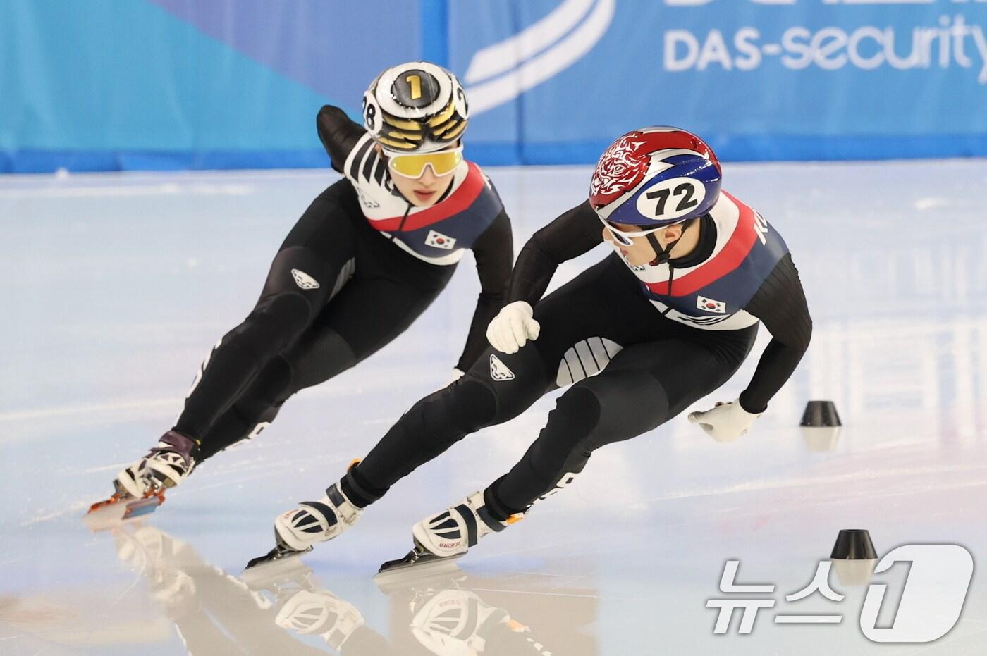 7일&#40;현지시간&#41; 중국 헤이룽장성 하얼빈 빙상훈련센터 다목적홀에서 열린 하얼빈 동계아시안게임 쇼트트랙 혼성 2000ｍ 계주 준결승에서 김길리와 장성우가 역주하고 있다. 2025.2.7/뉴스1 ⓒ News1 이승배 기자