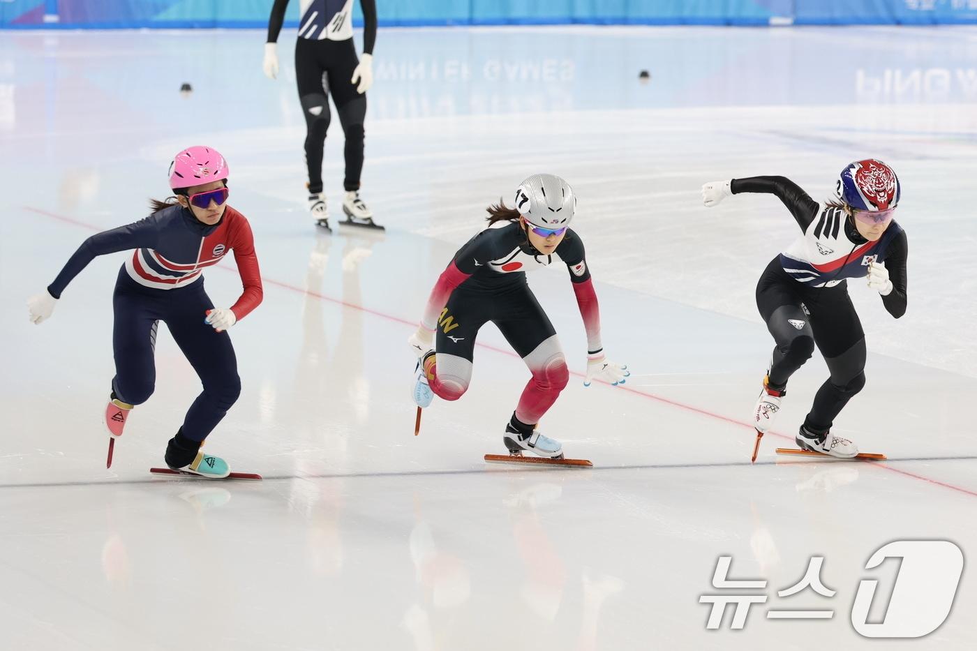 7일&#40;현지시간&#41; 중국 헤이룽장성 하얼빈 빙상훈련센터 다목적홀에서 열린 하얼빈 동계아시안게임 쇼트트랙 혼성 2000ｍ 계주 준결승에서 최민정이 힘차게 출발하고 있다. 2025.2.7/뉴스1 ⓒ News1 이승배 기자