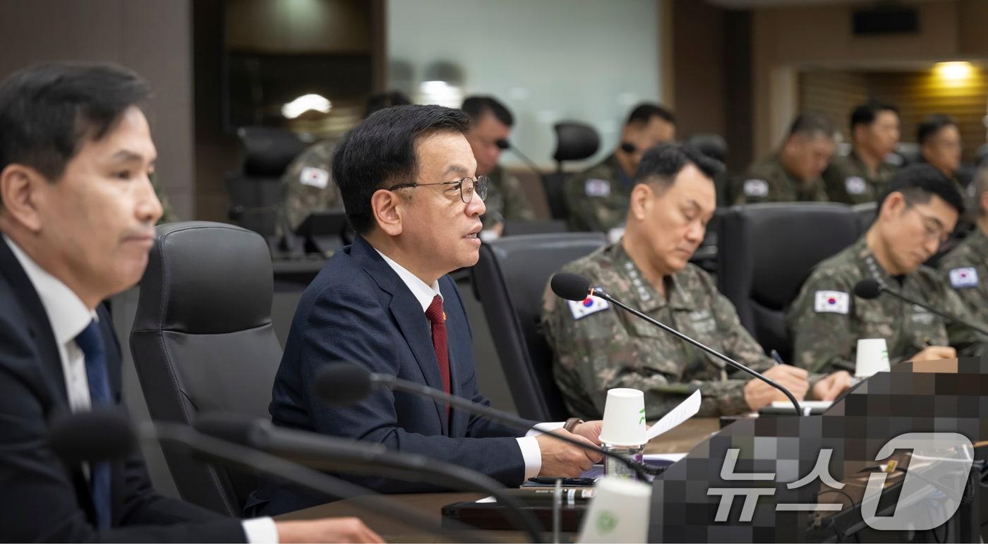 최상목 대통령 권한대행 부총리 겸 기획재정부 장관이 7일 서울 용산구 합동참모본부 지휘통제실을 방문, 군사대비태세를 점검하고 있다. 왼쪽이 김선호 국방부 장관 권한대행. 오른쪽이 김명수 합동참모의장.&#40;국방부 제공&#41; 2025.2.7/뉴스1