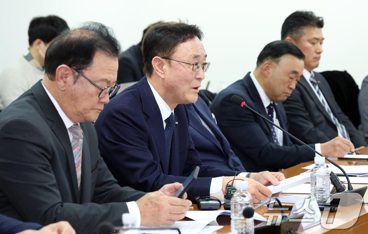 송치영 소상공인연합회 회장이 7일 오전 서울 종로구 새문안로 경제사회노동위원회에서 열린 경제사회노동위원회·소상공인연합회 간담회에서 모두 발언을 하고 있다. 2025.2.7/뉴스1 ⓒ News1 김명섭 기자