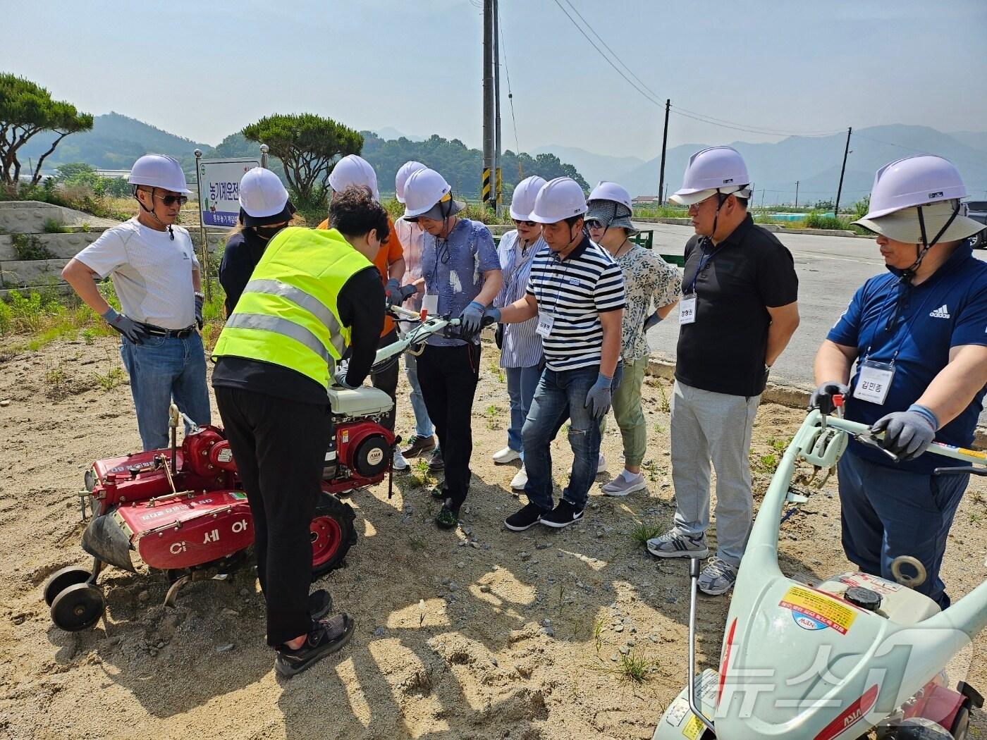본문 이미지 - 정읍시가 농기계 사고로 인한 농업인들의 경제적 부담을 줄여주기 위해 종합보험비를 지원한다. 정읍시 농기계 안전교육(정읍시 제공)2025.2.7/뉴스1 