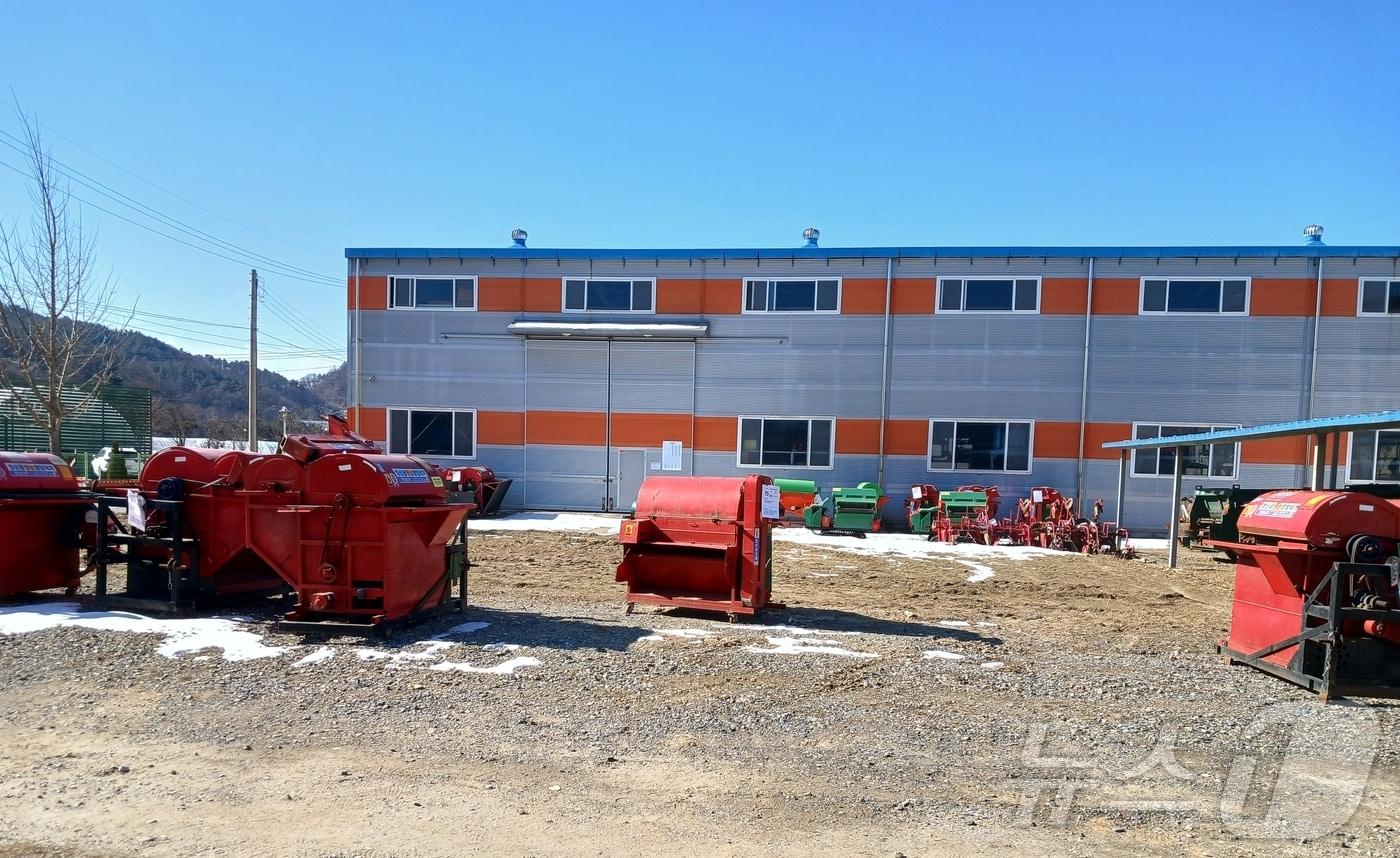 괴산군이 매각하기 위해 전시한 불용 농기계/뉴스1