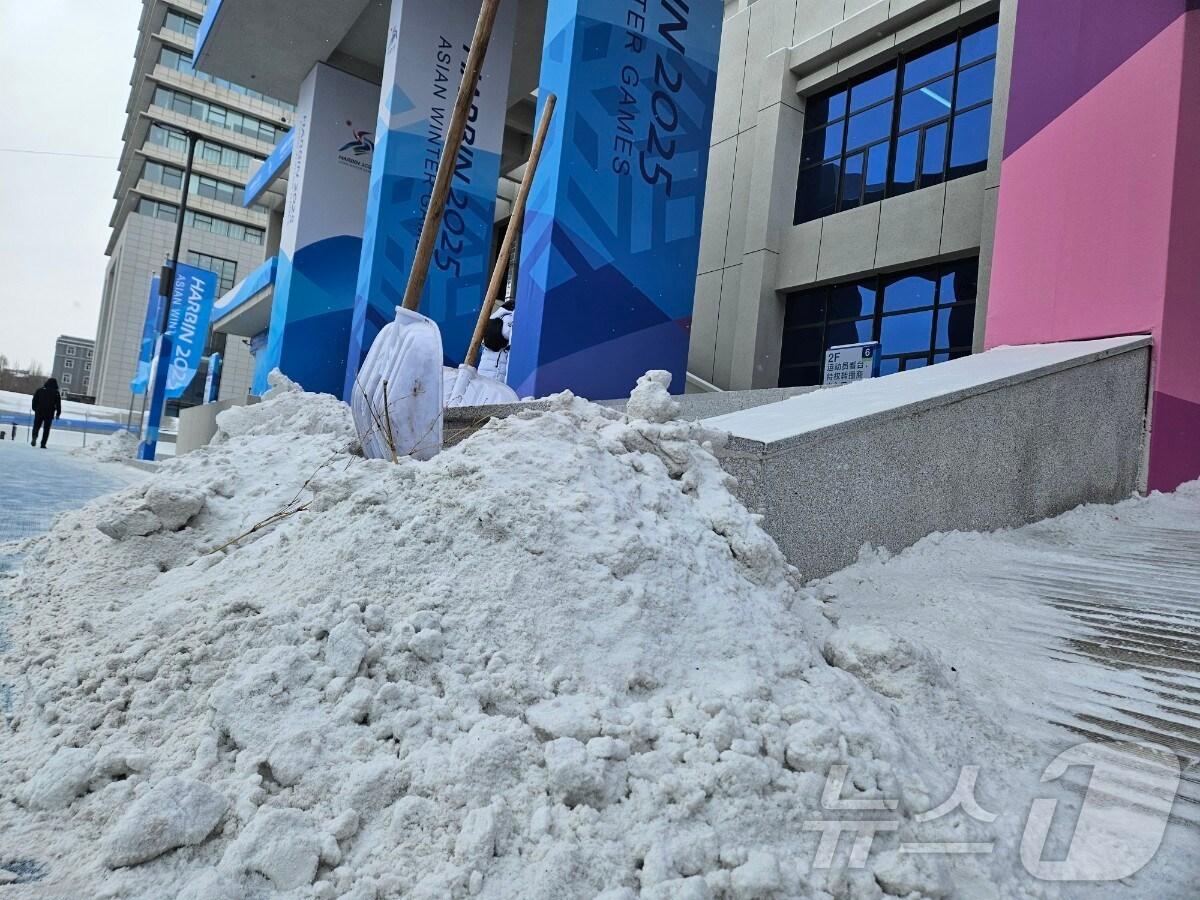 본문 이미지 - 개막식 당일 쇼트트랙 경기장의 모습. 폭설이 내렸다. ⓒ News1 안영준 기자