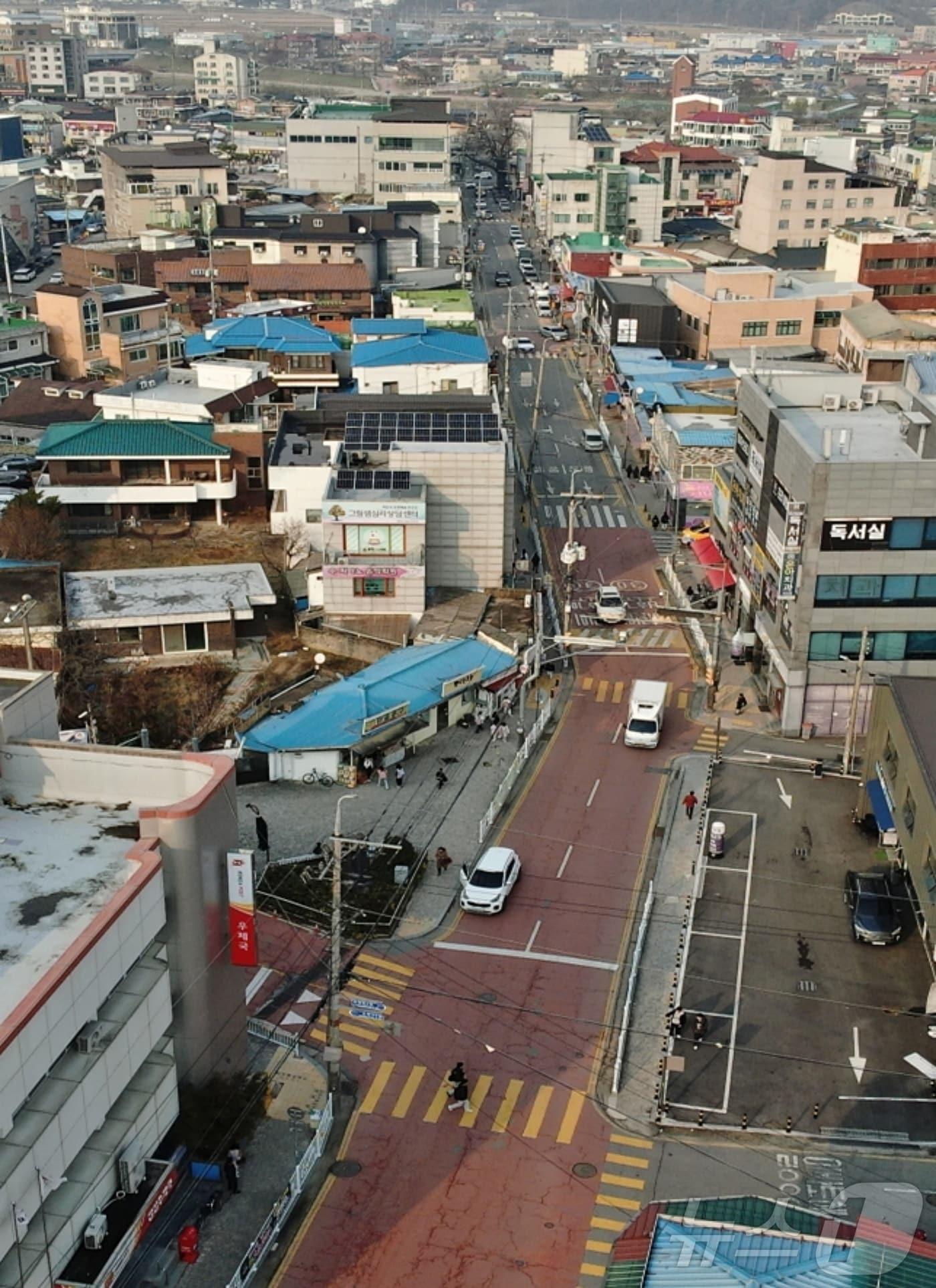 본문 이미지 - 진천군이 2026년까지 전선 지중화 사업을 추진할 진천읍내 거리/뉴스1