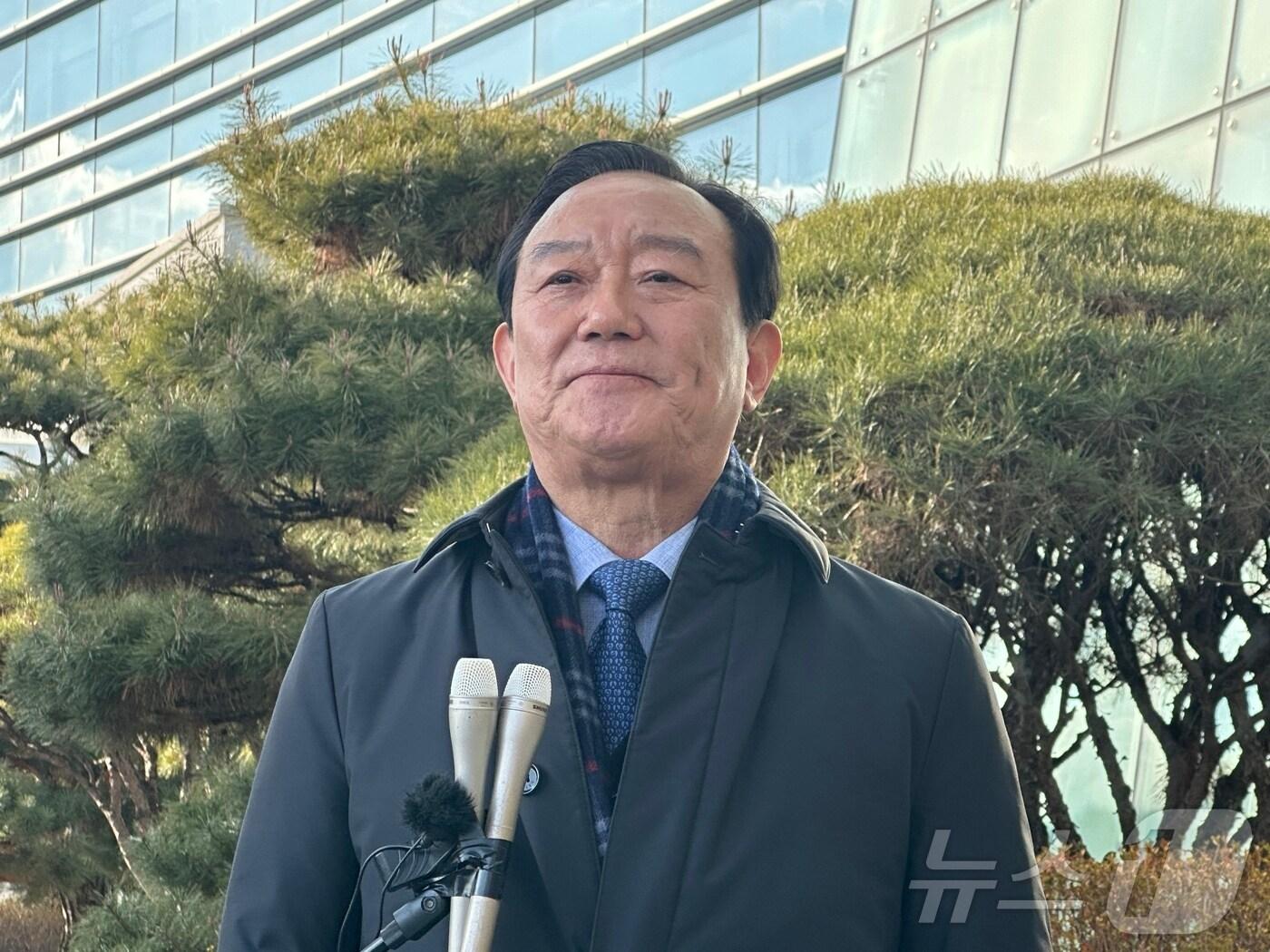 본문 이미지 - 송철호 전 울산시장이 7일 울산지법 앞에서 취재진들의 질문에 답변하고 있다. 2025.2.7/뉴스1 ⓒ News1 조민주 기자