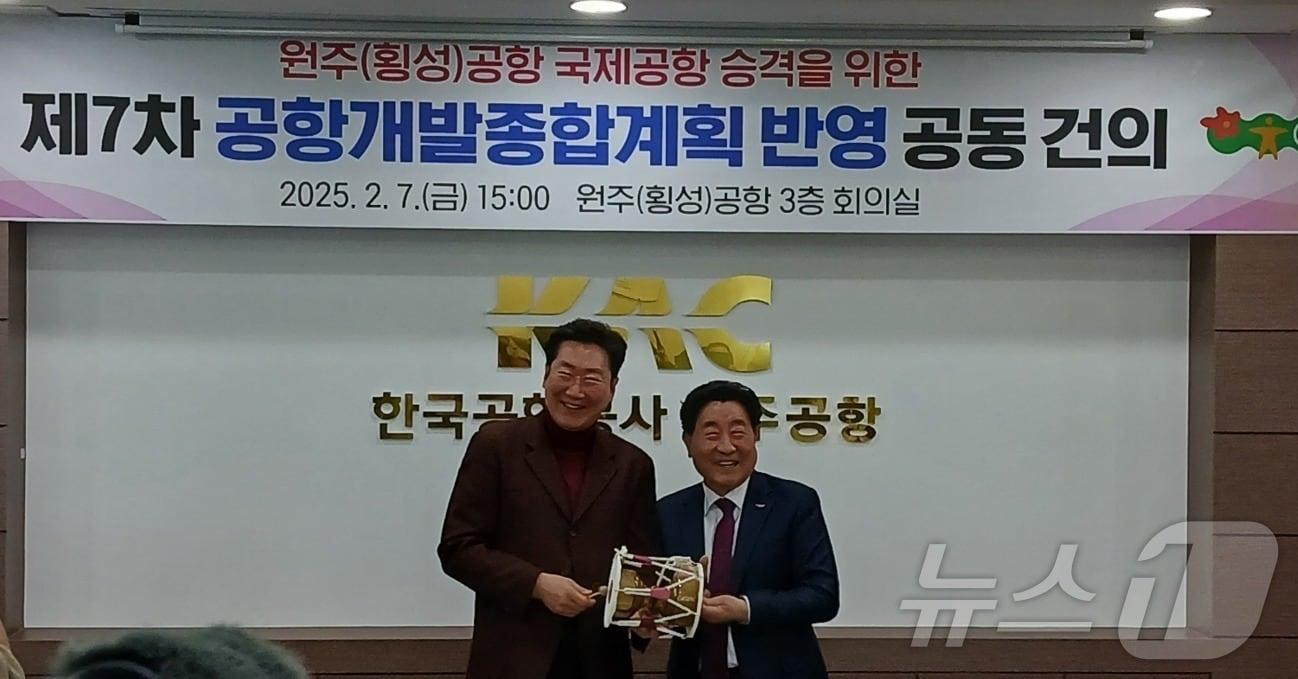 본문 이미지 - 원강수 강원 원주시장(왼쪽)과 김명기 강원 횡성군수가 지난해 2월 7일 원주공항 회의실에서 ‘원주(횡성)공항 국제공항 승격을 위한 제7차 공항개발종합계획 반영 공동건의문 서명식’ 행사에 참여해 기념사진을 촬영하는 장면으로, 기사 내용과 직접 관련 없음. ⓒ News1 신관호 기자