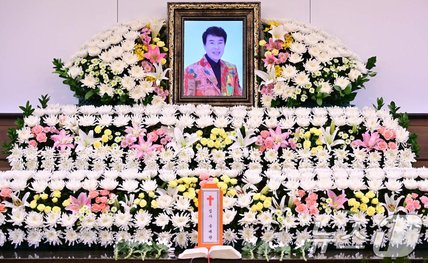 7일 서울 종로구 서울대학교병원 장례식장에 마련된 '국민 트로트 가수' 故 송대관의 빈소를 찾은 조문객이 절을 올리고 있다. 2025.2.7/뉴스1 ⓒ News1 사진공동취재단