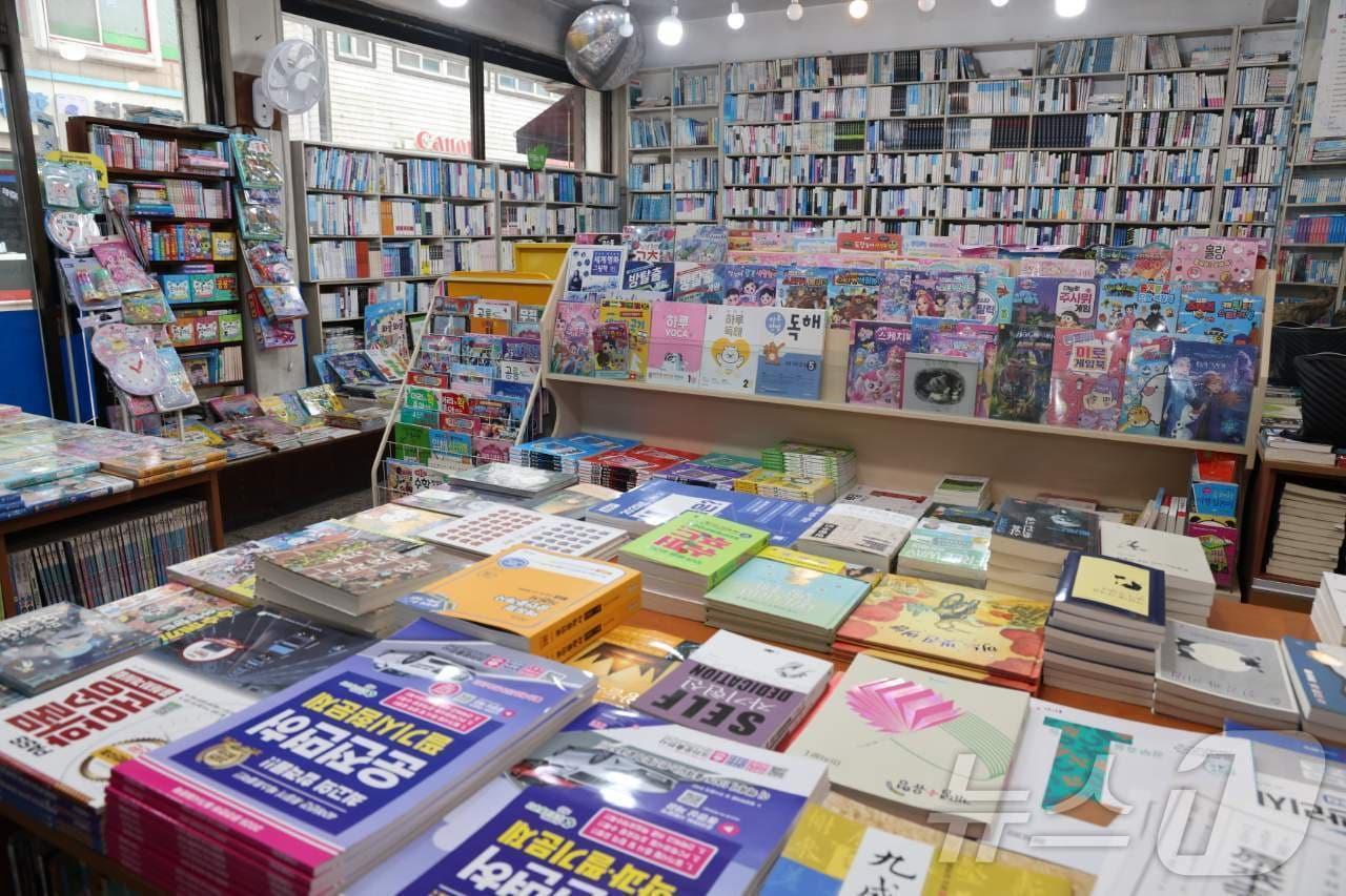 본문 이미지 - 지역 문화 번성을 목표로 1945년부터 운영된 전남 장흥의 문화당 서점의 내부 모습.(장흥군 제공)2025.2.7/뉴스1 ⓒ News1 박지현 기자