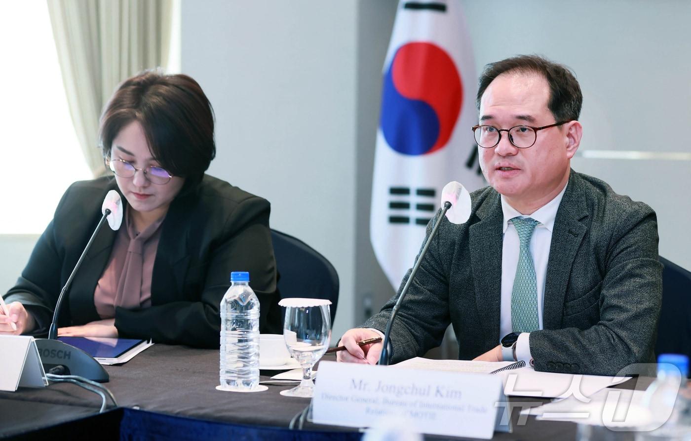 본문 이미지 - 김종철 산업통상자원부 통상협력국장(수석대표)이  7일 오후 서울 소공동 롯데호텔에서 '코리아-베트남 플러스 공동작업반 회의'에 참석해 ‘양국 교역·투자 현황, 글로벌 공급과잉 등 주요 이슈, 원전협력’등 주요 의제를 논의하고 있다.(산업통상자원부 제공)2025.2.7/뉴스1