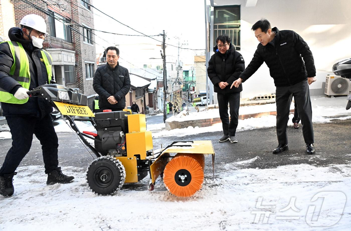 오세훈 서울시장이 서울 종로구 창신동 쪽방촌 '밤추위대피소'로 운영되고 있는 동행목욕탕을 찾아 한파 대비 현황과 인근 결빙취약도로 등을 점검하고 있다. (서울시 제공) 2025.2.7/뉴스1