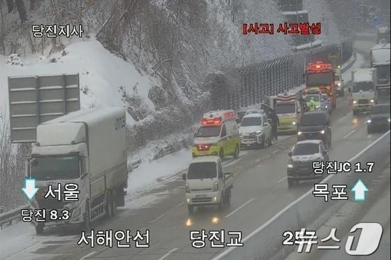 본문 이미지 - 충남소방본부가 당진 사기소동 서해안고속도로 서울 방향 257㎞ 지점에서 발생한 교통사고를 수습하고 있다.&#40;한국도로공사 교통정보 갈무리&#41;. / 뉴스 1