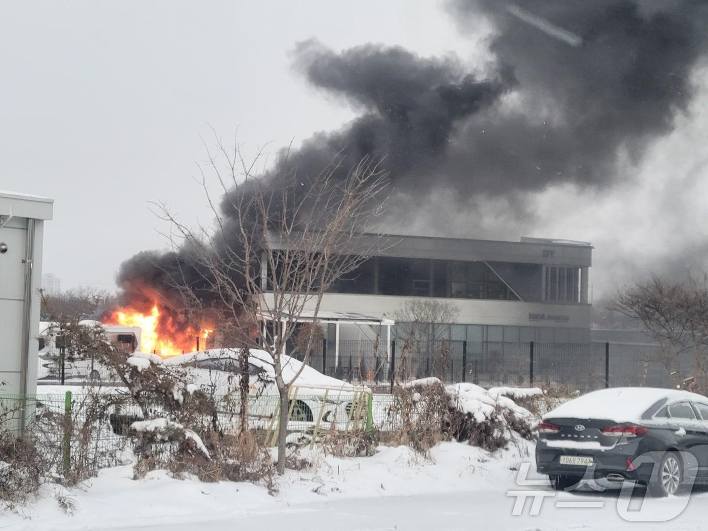 본문 이미지 - 7일 오후 광주 광산구의 한 공업소 컨테이너가 불에 타고 있다.(사진=독자제공) 2025.2.7