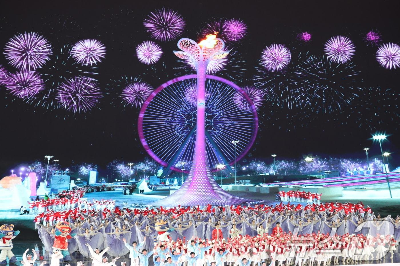 7일&#40;현지시간&#41; 중국 헤이룽장성 하얼빈 국제 컨벤션 전시 스포츠센터에서 열린 제9회 하얼빈 동계아시안게임 개막식에서 성화 점화 영상이 나오고 있다. 2025.2.7/뉴스1 ⓒ News1 이승배 기자