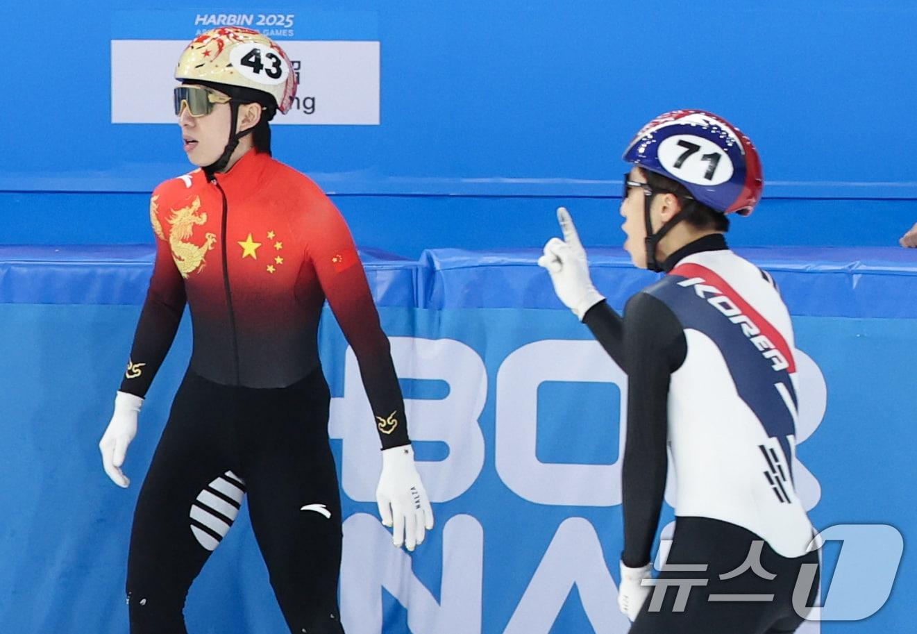 본문 이미지 - 8일(현지시간) 중국 헤이룽장성 하얼빈 빙상훈련센터 다목적홀에서 열린 하얼빈 동계아시안게임 쇼트트랙 혼성 2,000m 계주 결승에서 대표팀 마지막 주자 박지원이 금메달을 확정한 뒤 중국 대표팀 린샤오쥔 앞을 지나고 있다. 2025.2.8/뉴스1 ⓒ News1 이승배 기자