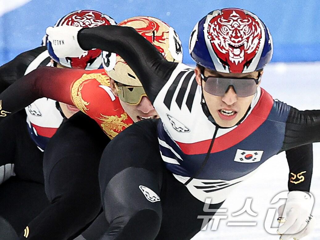 본문 이미지 - 8일(현지시간) 중국 헤이룽장성 하얼빈 빙상훈련센터 다목적홀에서 열린 하얼빈 동계아시안게임 쇼트트랙 남자 1,500m 결승에서 박지원이 역주하고 있다. 2025.2.8/뉴스1 ⓒ News1 이승배 기자