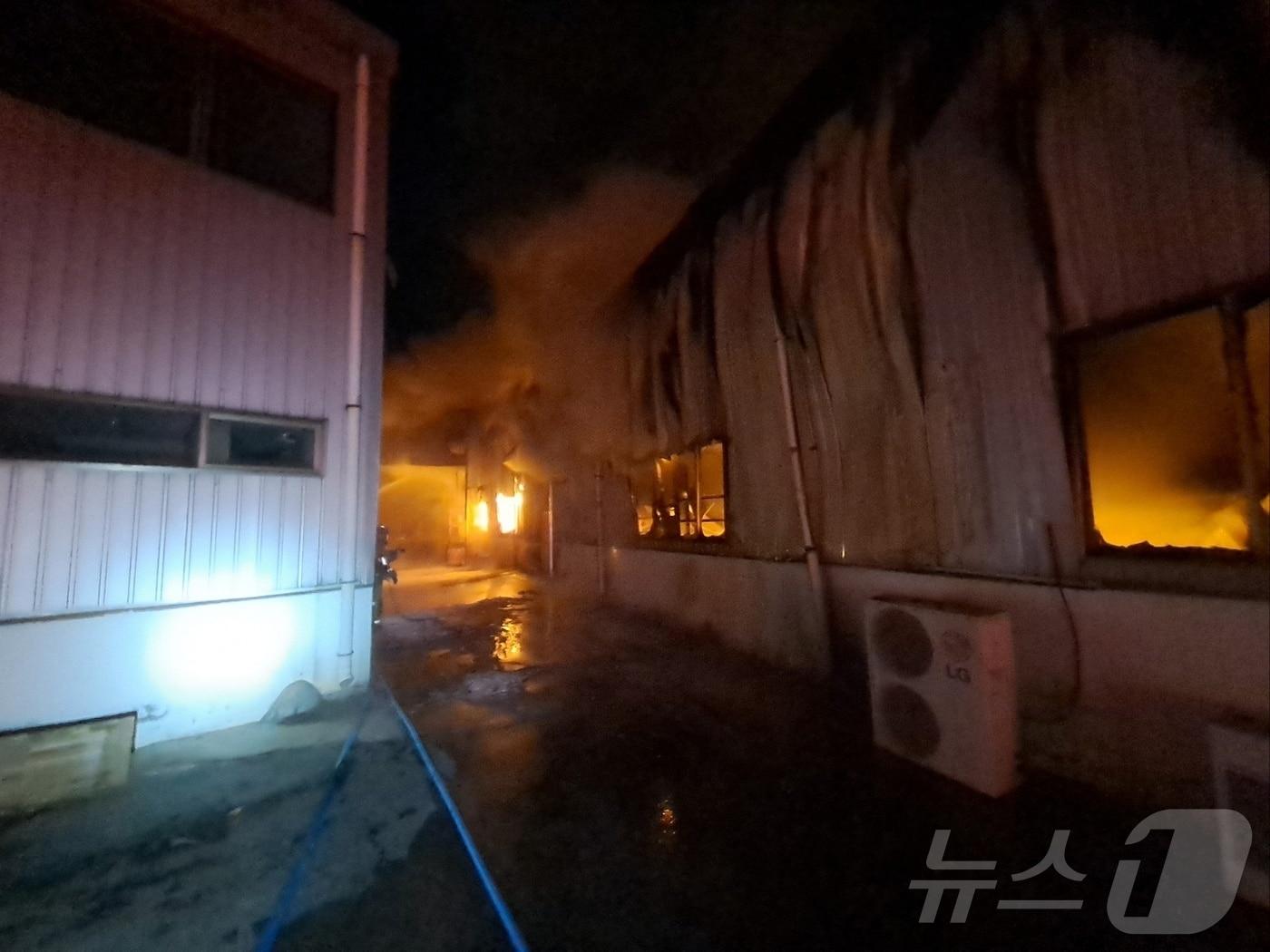 본문 이미지 - 8일 오전 6시 21분쯤 충북 음성군 대소면의 한 보일러 제조 공장에서 원인을 알 수 없는 불이 났다.(음성소방서 제공).2025.02.08./뉴스1