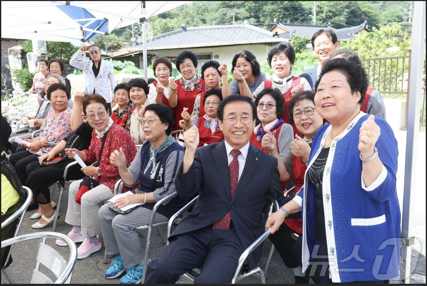  김문근 단양군수와 지역의 마을 경로당 어르신들.(단양군 제공)/뉴스1