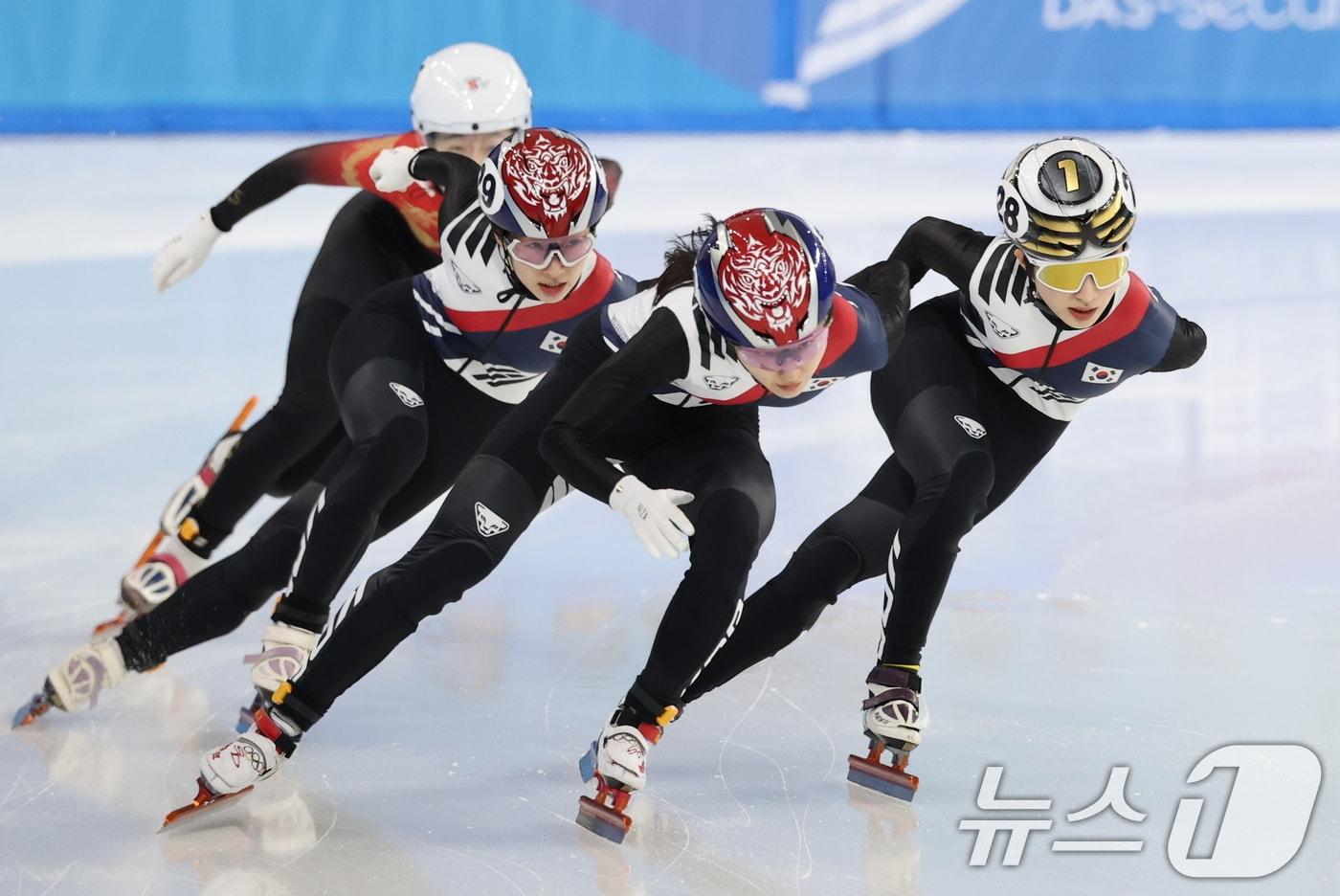8일(현지시간) 중국 헤이룽장성 하얼빈 빙상훈련센터 다목적홀에서 열린 하얼빈 동계아시안게임 쇼트트랙 여자 500m 결승에서 최민정, 김길리, 이소연이 역주하고 있다. 2025.2.8/뉴스1 ⓒ News1 이승배 기자