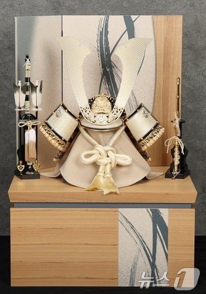 본문 이미지 - 이시바 시게루 일본 총리가 7일&#40;현지시간&#41; 도널드 트럼프 미국 대통령과의 정상회담에서 &#39;금빛 사무라이 투구&#39;를 선물했다. &#40;출처=제프리 홀 엑스&#41; 2025.2.8./뉴스1