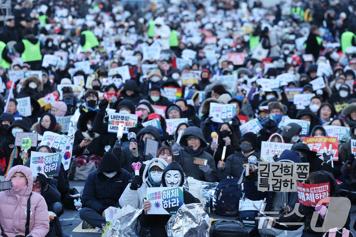 윤석열 대통령 즉각 퇴진 사회대개혁 비상행동 주최 10차 범시민대행진 집회에서 참가자들이 윤 대통령의 파면을 촉구하는 구호를 외치고 있다. /뉴스1 ⓒ News1 오대일 기자