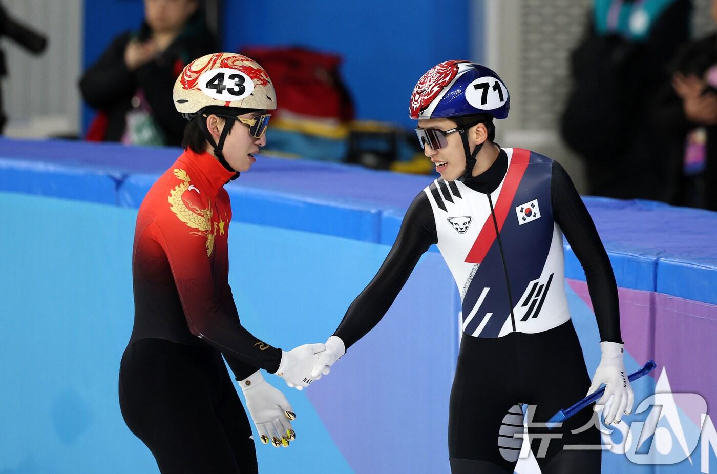 8일&#40;현지시간&#41; 중국 헤이룽장성 하얼빈 빙상훈련센터 다목적홀에서 열린 하얼빈 동계아시안게임 쇼트트랙 남자 500m 결승을 마치고 우승한 린샤오쥔과 은메달을 획득한 박지원이 악수를 나누고 있다. 2025.2.8/뉴스1 ⓒ News1 이승배 기자
