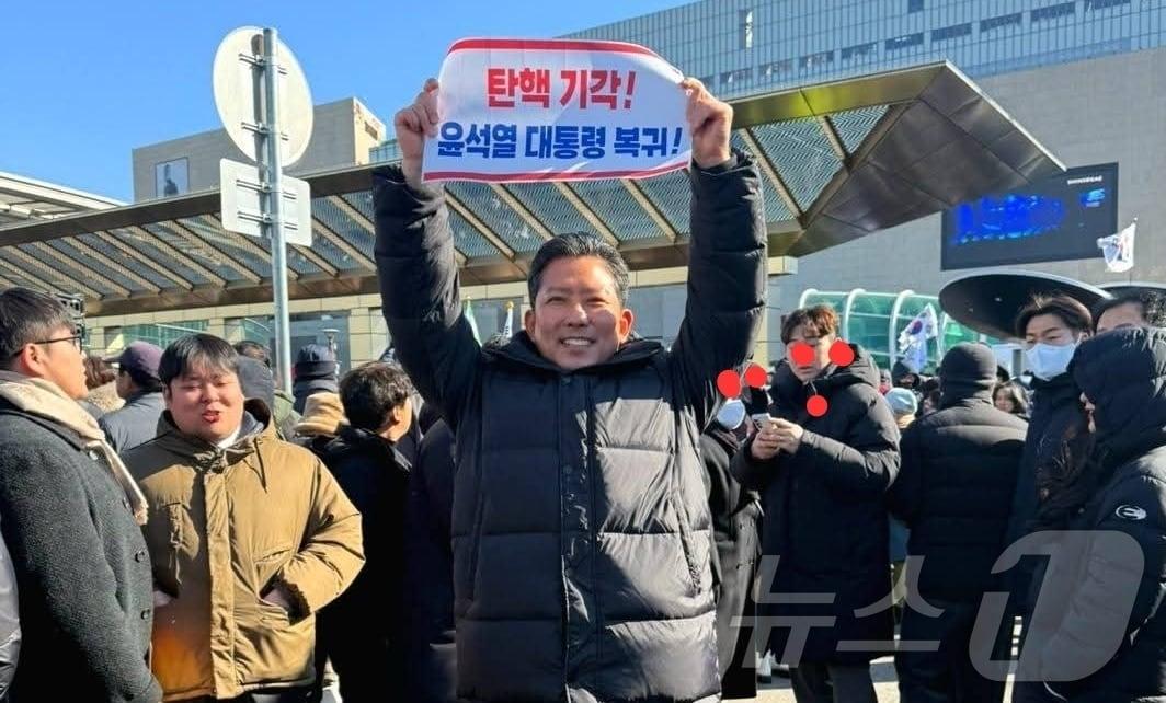 본문 이미지 - 김장호 구미시장이 8일 동대구역에서 열린 ' 탄핵반대 집회'에서 손피켓을 들고 있다. (김장호 페이스북 갈무리)/2025.2.8/뉴스1