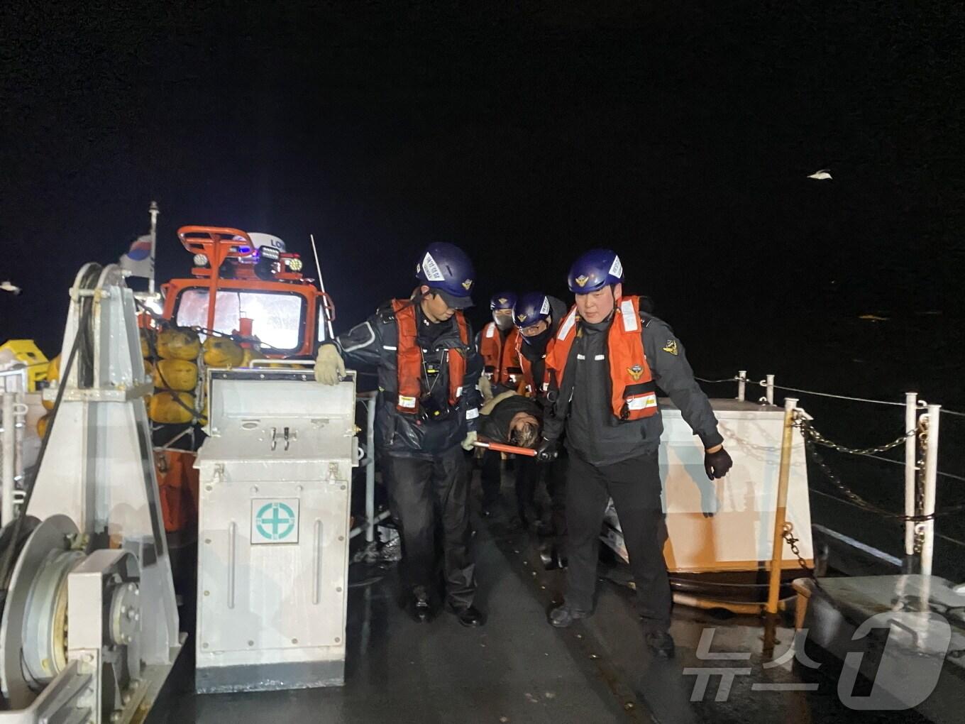 본문 이미지 - 9일 오전 1시 41분쯤 전남 여수시 삼산면 하백도 동쪽 약 17㎞ 해상에서 139톤급 대형트롤선박 A 호가 침몰(추정)돼 해경이 선원들을 구조하고 있다.(여수해경 제공)2025.2.9/뉴스1