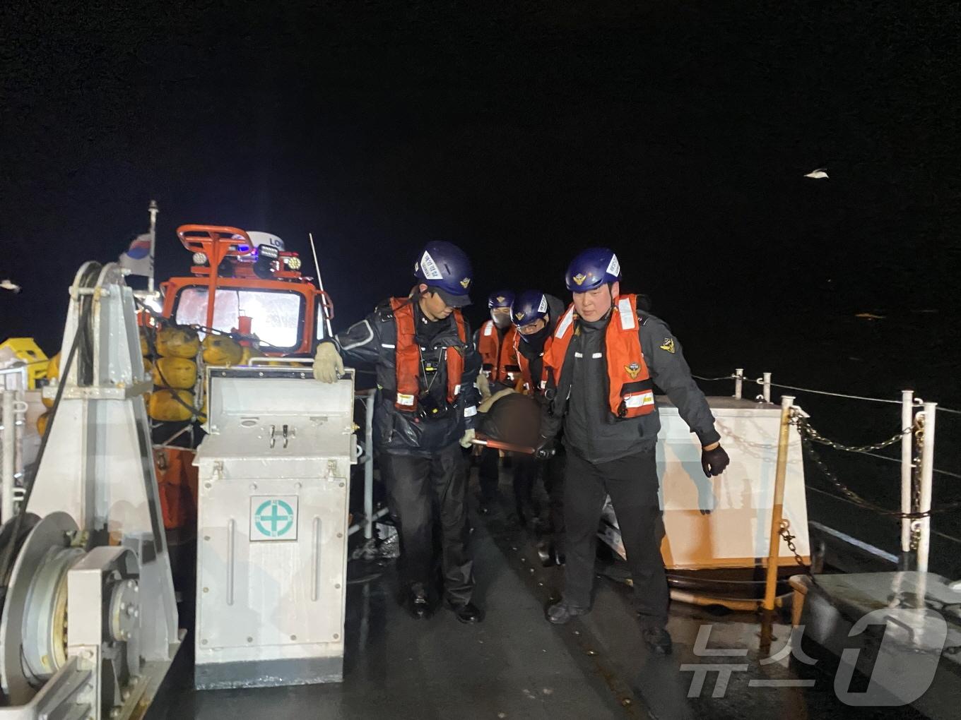 본문 이미지 - 9일 오전 전남 여수시 삼산면 하백도 동쪽 약 17㎞ 해상에서 139톤급 대형트롤선박 A 호가 침몰(추정)돼 해경이 선원들을 구조하고 있다.(여수해경 제공)2025.2.9/뉴스1