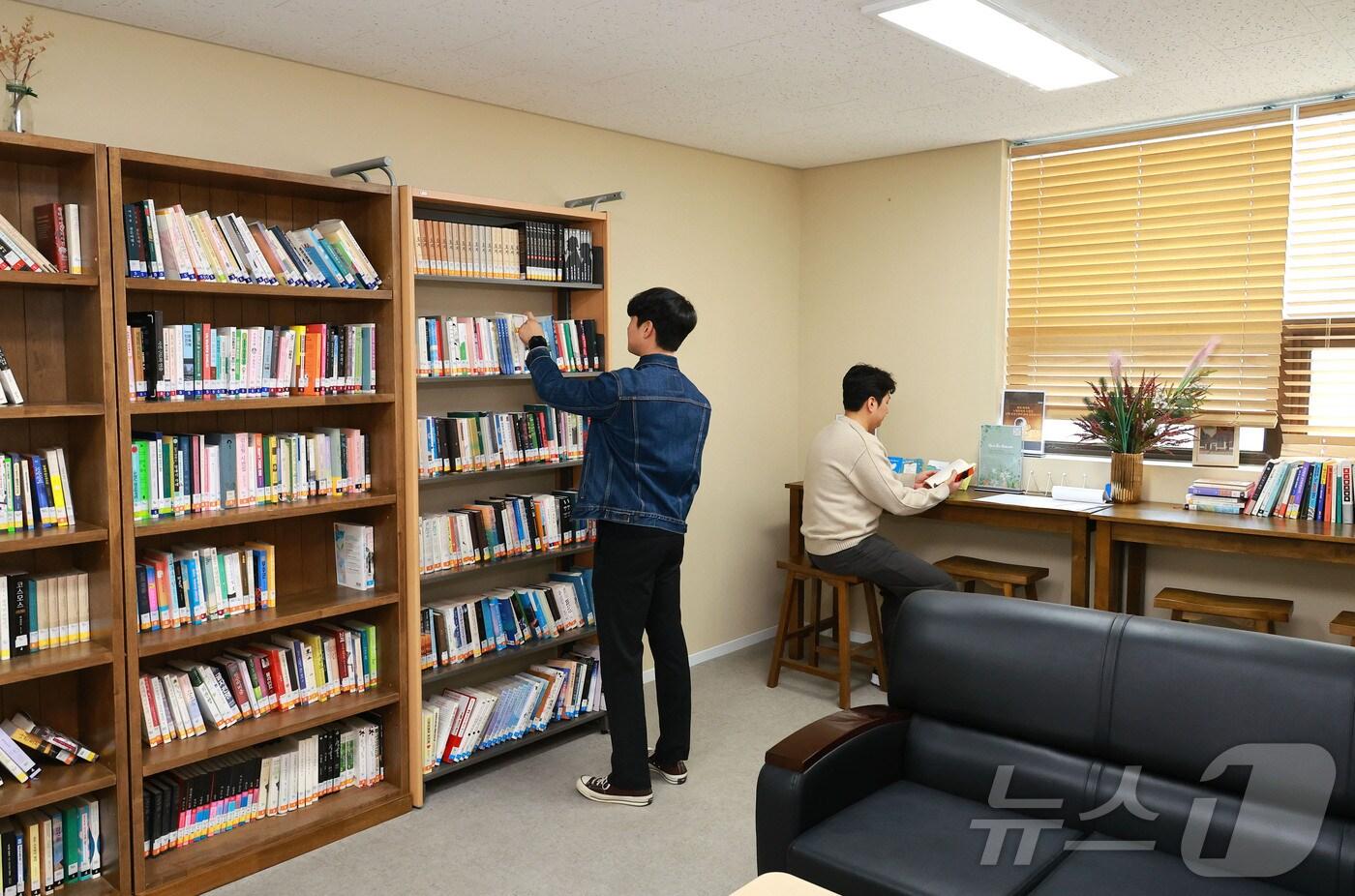 유성구청 직원들이 구청 내 쉼 도서관을 이용하는 모습.(유성구 제공)/뉴스1