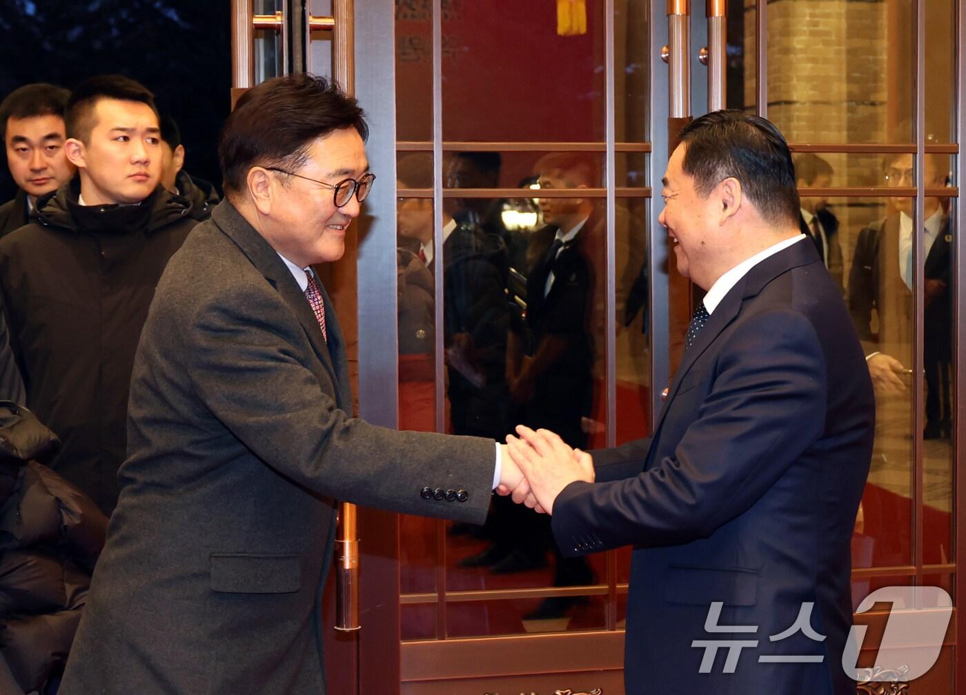 본문 이미지 - 중국을 방문중인 우원식 국회의장이 지난 8일(현지 시간) 오후 하오 펑 랴오닝성 당 서기를 만나 악수하고 있다.(국회의장실 제공)2025.2.9/뉴스1