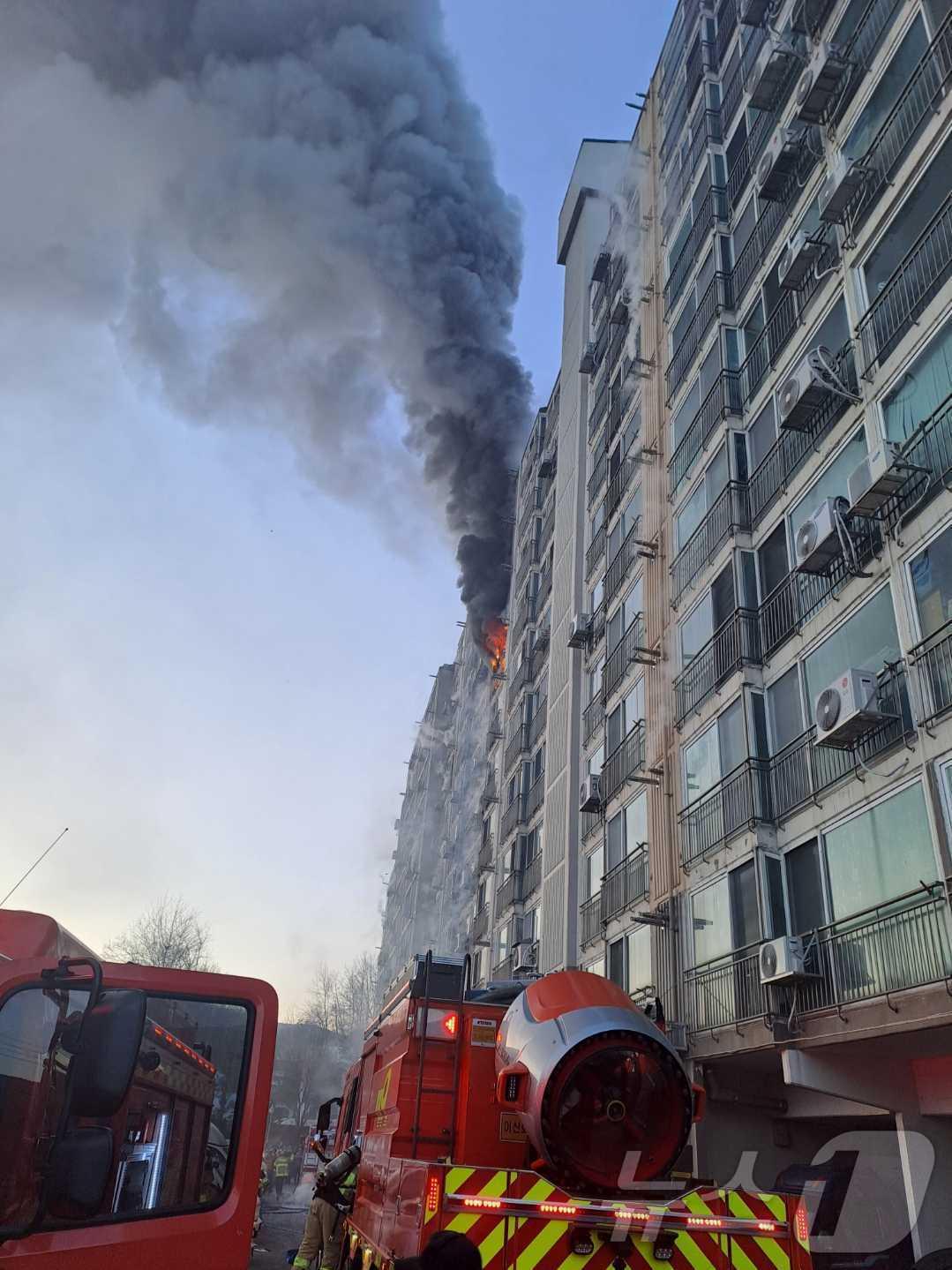 본문 이미지 - 9일 오전 7시 31분쯤 강원 춘천시 동내면 학곡리의 모 아파트 단지 한 동(지하 1층·지상 11층)의 3층에서 발생한 불이 31분 만인 8시 2분쯤 진화됐다. (강원도소방본부 제공) 2025.2.9/뉴스1