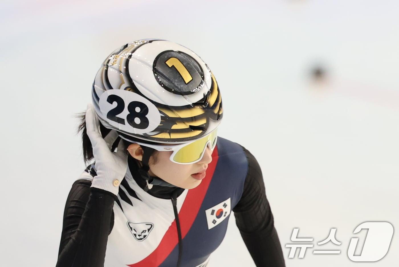 본문 이미지 - 9일(현지시간) 중국 헤이룽장성 하얼빈 빙상훈련센터 다목적홀에서 열린 하얼빈 동계아시안게임 쇼트트랙 여자 1,000m 준준결승에서 김길리가 결승선을 통과하고 있다. 김길리는 일본 시마다 리나에게 걸려 넘어져 4위로 들어왔지만 어드밴스드로 준결승에 진출했다. 2025.2.9/뉴스1 ⓒ News1 이승배 기자