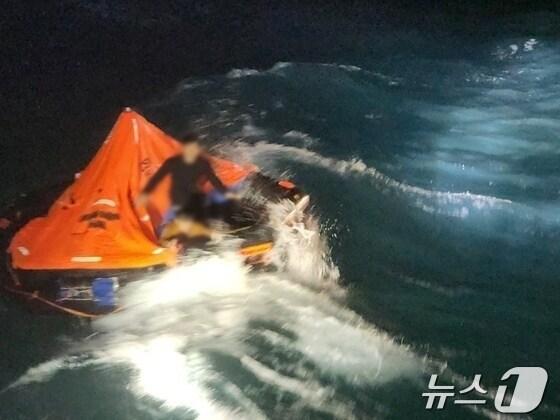 본문 이미지 - 9일 오전 전남 여수시 삼산면 하백도 동쪽 약 17㎞ 해상에서 139톤급 대형트롤선박이 침몰(추정)돼 선원이 구명 뗏목에서 구조를 기다리고 있다. (여수해경 제공) 2025.2.9/뉴스1