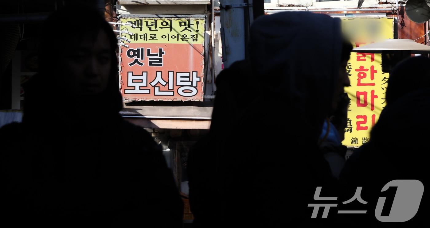 본문 이미지 - 개 식용 종식법이 시행된 지 반년 만에 개 사육농장 10곳 중 4곳이 문을 닫은 것으로 나타났다. 정부는 올해 전체의 총 60% 농장이 폐업할 것으로 전망하고, 2027년까지 개 식용 종식을 차질없이 추진할 방침이라고 밝혔다. 9일 농림축산식품부는 지난해 8월 '개의 식용 목적의 사육·도살 및 유통 등 종식의 관한 특별법'이 시행된 지 반년 만에 전체 개 사육농장(1537호)의 40%에 달하는 623호가 폐업했다고 밝혔다. 올해에는 총 60%(938호) 가량이 폐업할 것으로 내다봤다. 사진은 서울 시내의 한 보신탕 골목. 2025.2.9 ⓒ 뉴스1 허경 기자