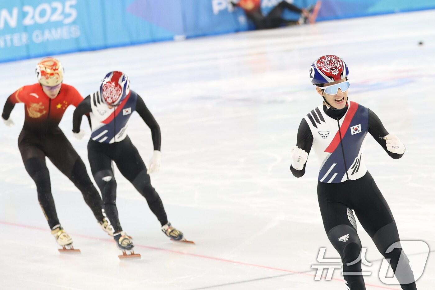 9일(현지시간) 중국 헤이룽장성 하얼빈 빙상훈련센터 다목적홀에서 열린 하얼빈 동계아시안게임 쇼트트랙 남자 1,000m 결승에서 장성우가 금메달을 확정지은 후 기뻐하고 있다. 2025.2.9/뉴스1 ⓒ News1 이승배 기자