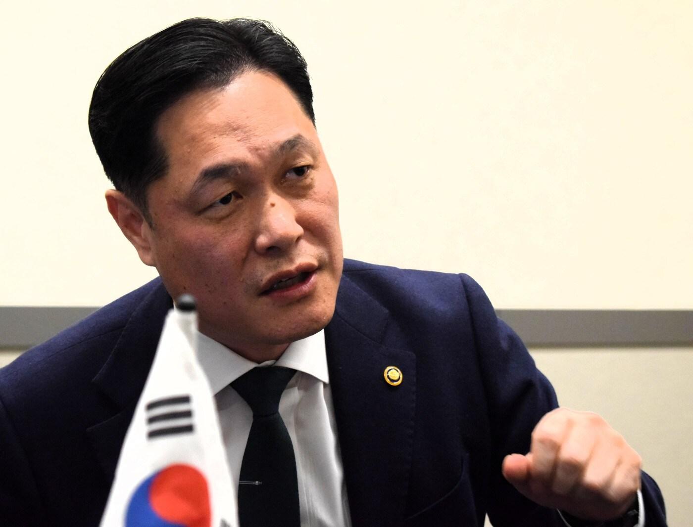 본문 이미지 - 이희완 국가보훈부 차관이 &#39;2025 캐나다 인빅터스 게임&#39;&#40;제7회 세계상이군인체육대회&#41;이 개막한 8일 캐나다 밴쿠버 컨벤션센터 내 양자회담장에서 국가보훈부 공동취재단과 인터뷰를 하고 있다.&#40;국가보훈부 공동취재단&#41;