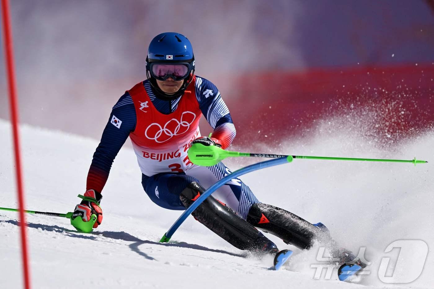 알파인스키 간판 정동현이 시즌 네 번째 극동컵 우승을 차지했다. ⓒ AFP=뉴스1